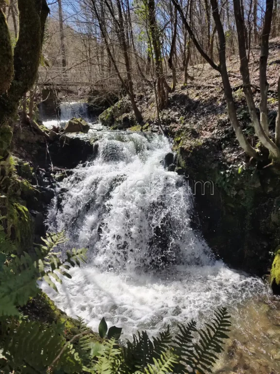 Малък водопад преди водопад Св. Богородица Новаково