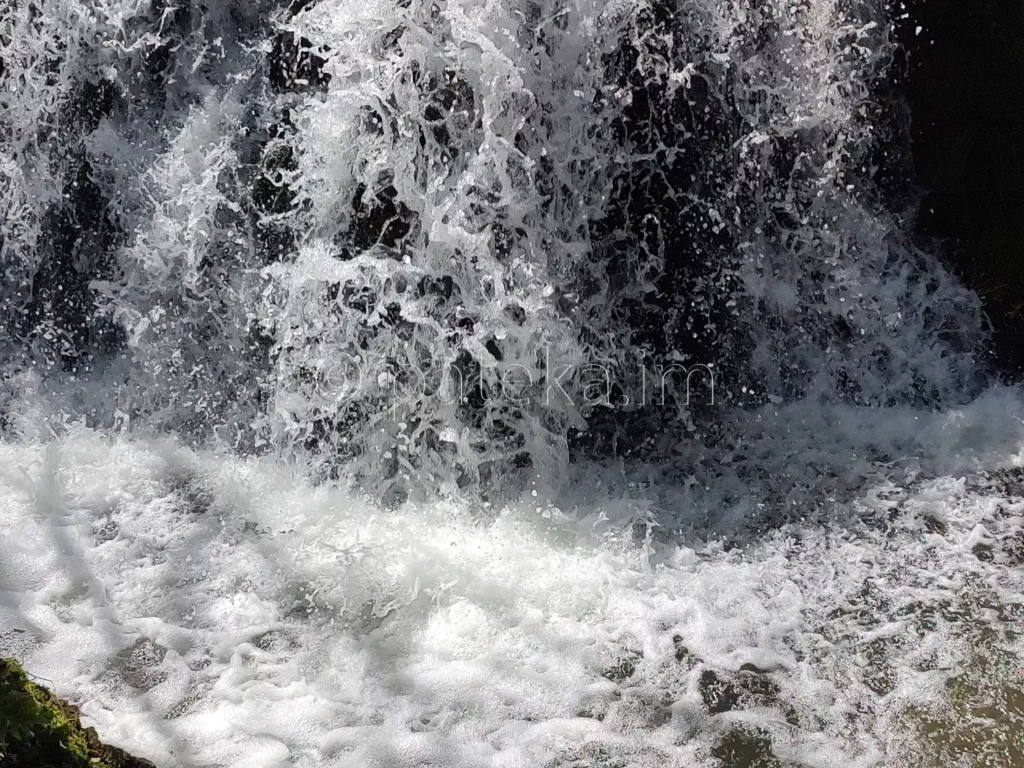 Малък водопад преди водопад Св. Богородица Новаково