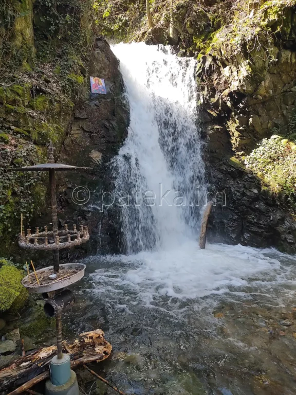 Водопад Св. Богородица Новаково и свещникът пред него
