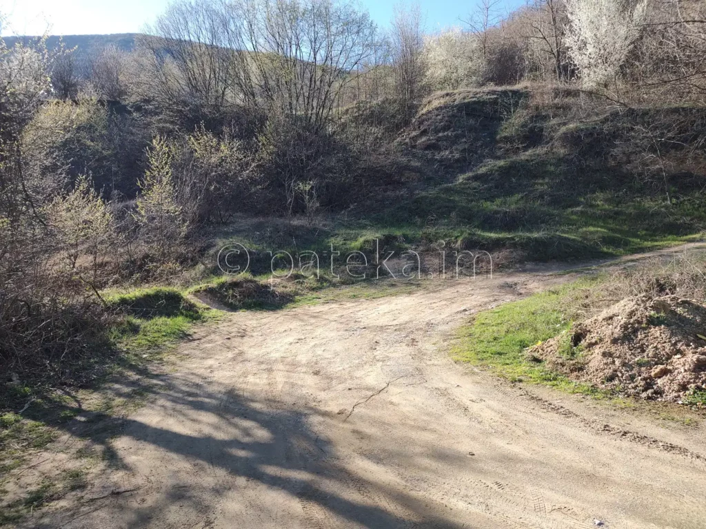 Уширението и началото на черния път, където се паркира за водопад Св. Георги