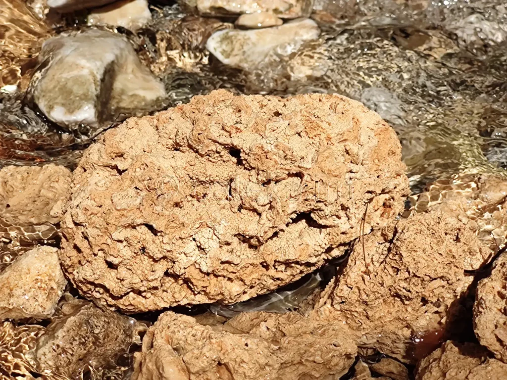 Камък в близост до водопада