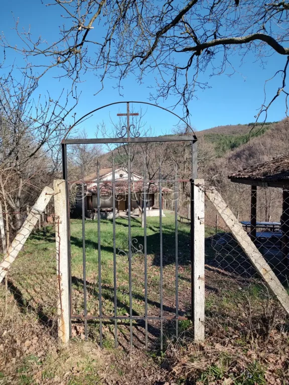 Портата на параклис Св. Георги между Горнослав и Орешец