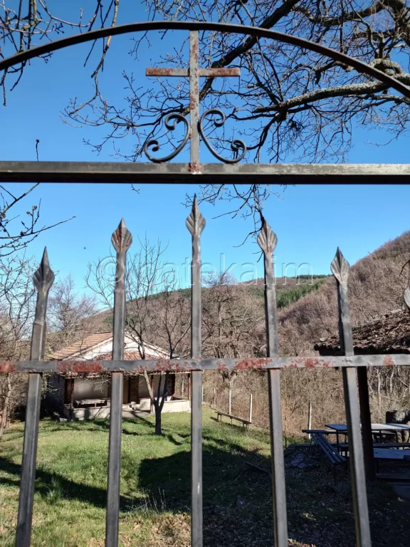 Портата на параклис Св. Георги между Горнослав и Орешец