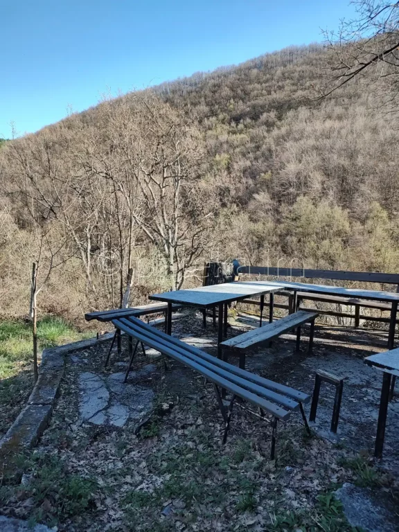 Маси и пейки при параклис Св. Георги