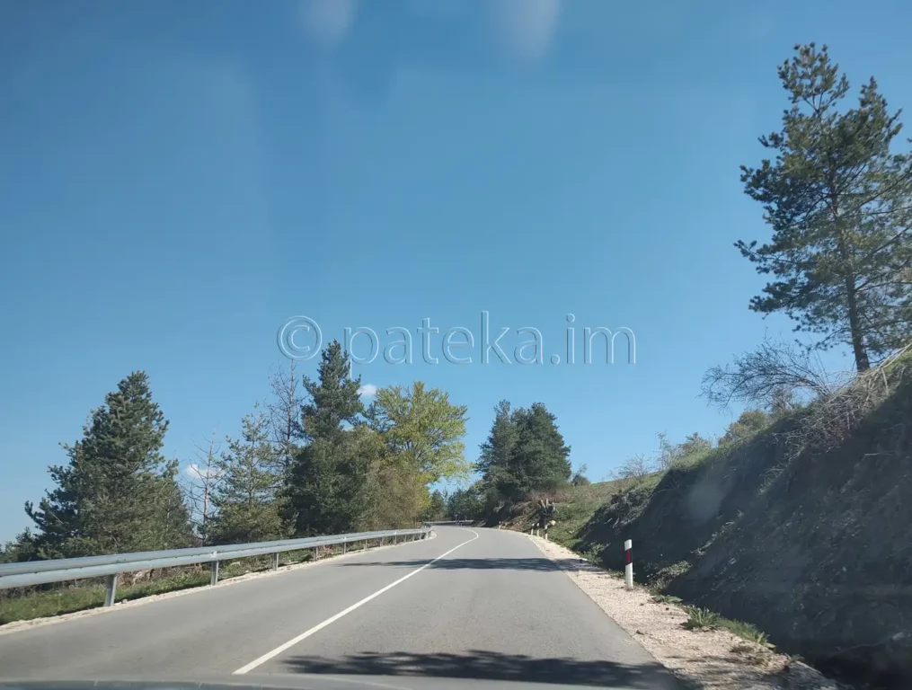 Пътят към с.Нова махала в Родопите