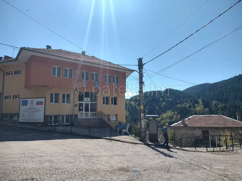 Общината и площадът в центъра на с. Фотиново
