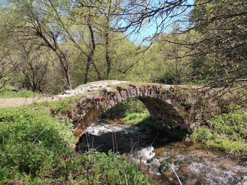 Двусводен римски мост край с. Фотиново по маршрута за Фотинските водопади