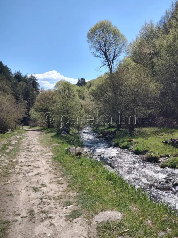 Река Фотинска и черният път към водопадите