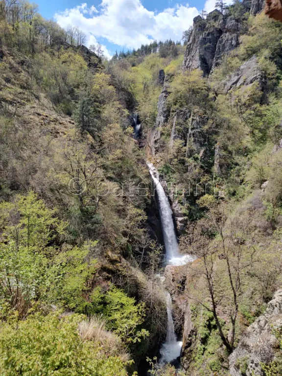 Панорамна гледка към Фотинските водопади в Родопите