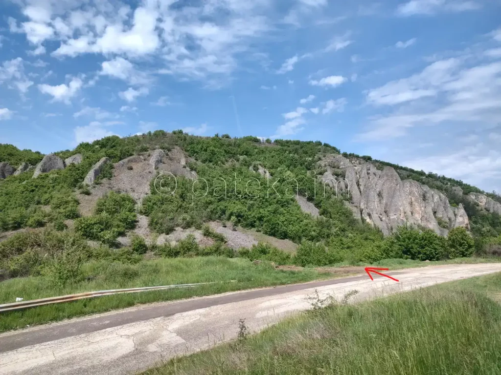 Началото на пътеката за водопад Скока край с. Реселец