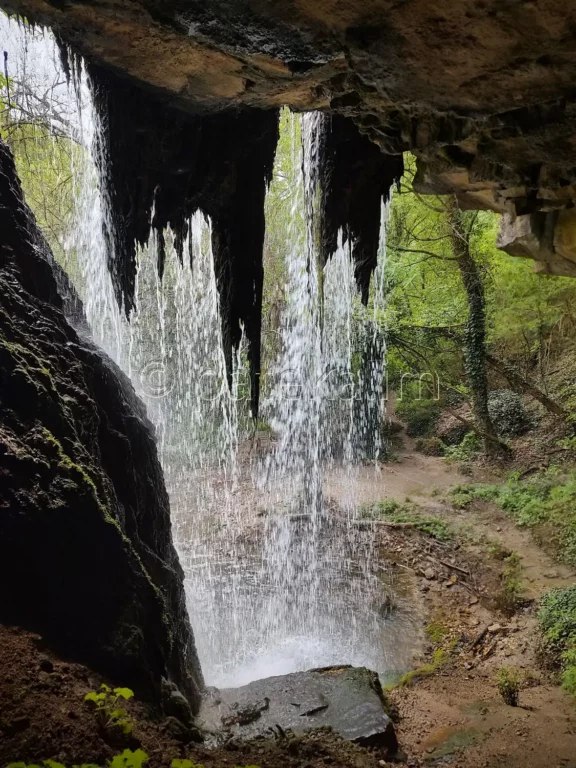 Зад реселешкия водопад Скока