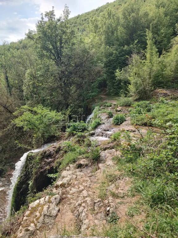 Пресичане на река Белилката над реселешкия водопад Скока