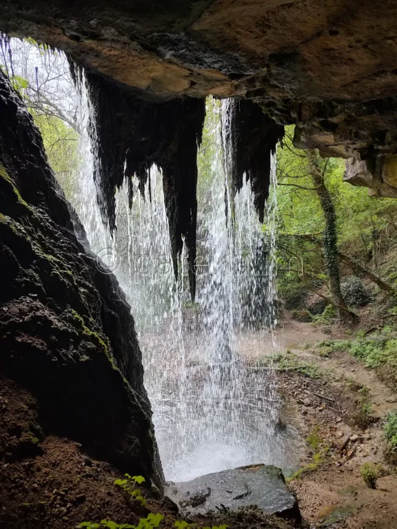 Реселешки водопад Скока, погледнат от проходната пещера зад него