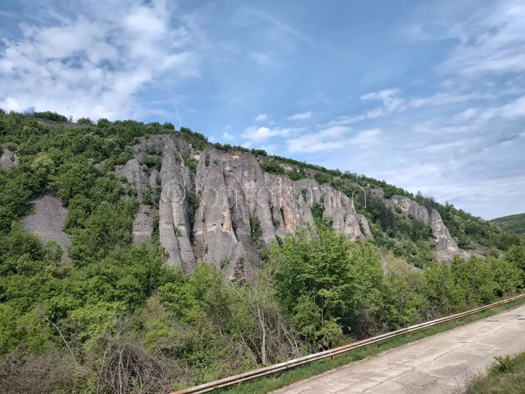 Скално образувание Купените, в близост до реселешкия водопад Скока