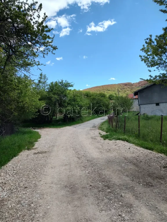 Пътят през Махала Клапаровци на с. Цървеняно по маршрута за връх Виден
