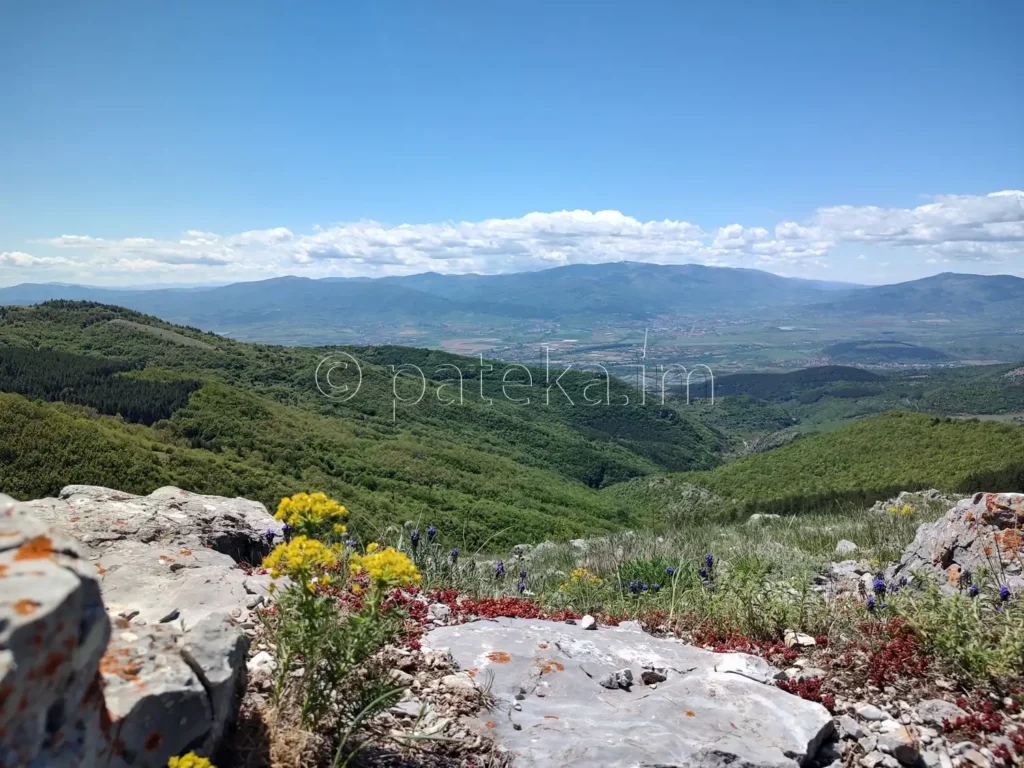 Гледка от връх Маринови скали по маршрута за връх Виден