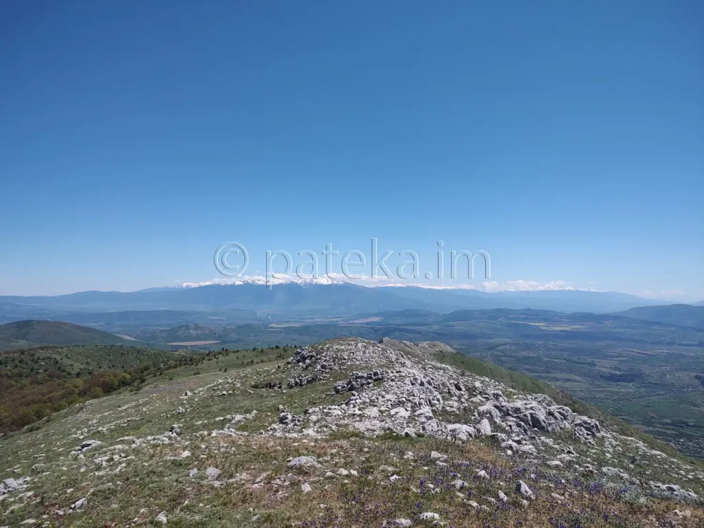 Гледка от връх Виден към заснежените върхове на Рила