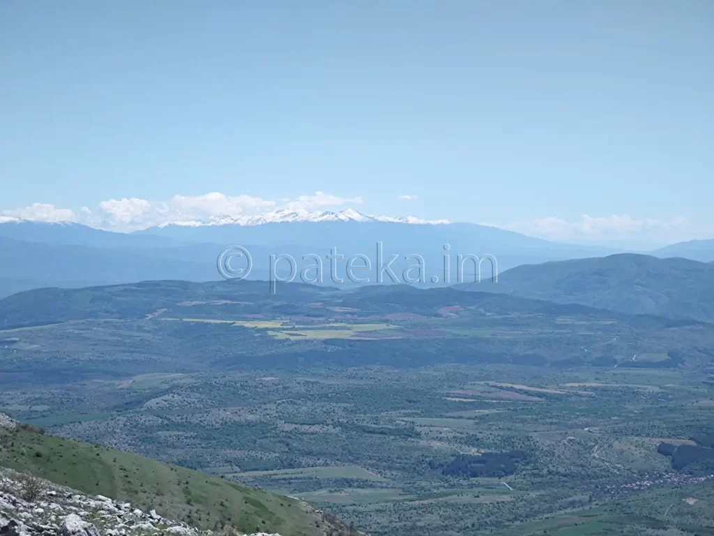 Гледка от връх Виден към заснежените върхове на Пирин