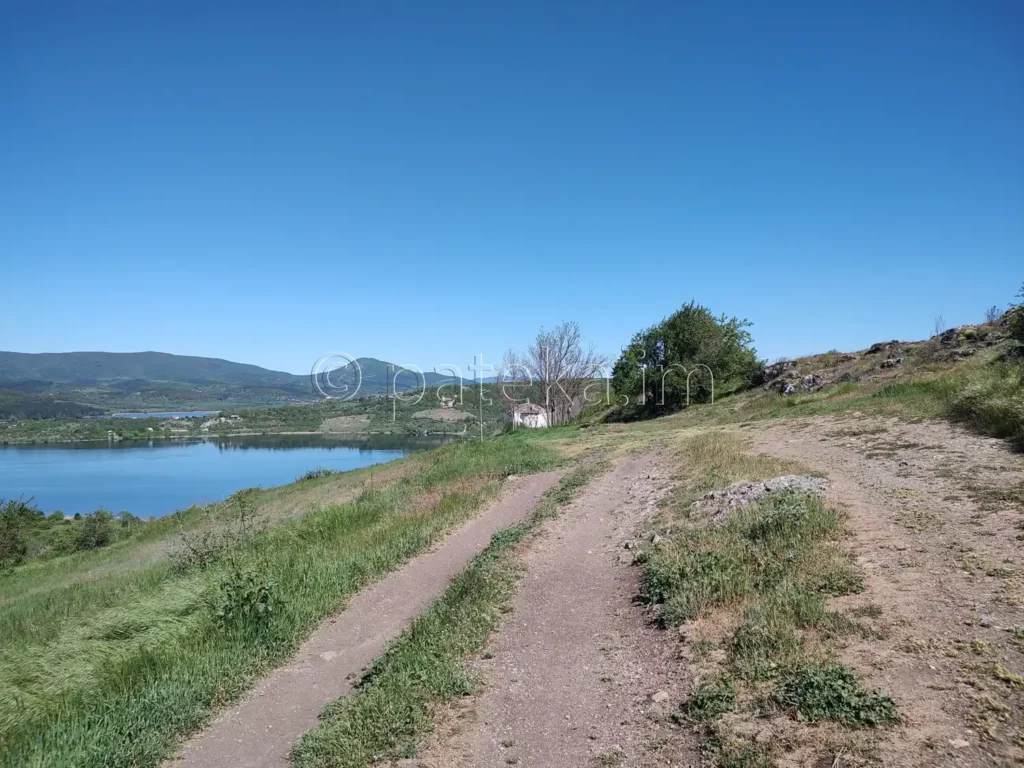 Черният път от с. Поцърненци към язовир Пчелина