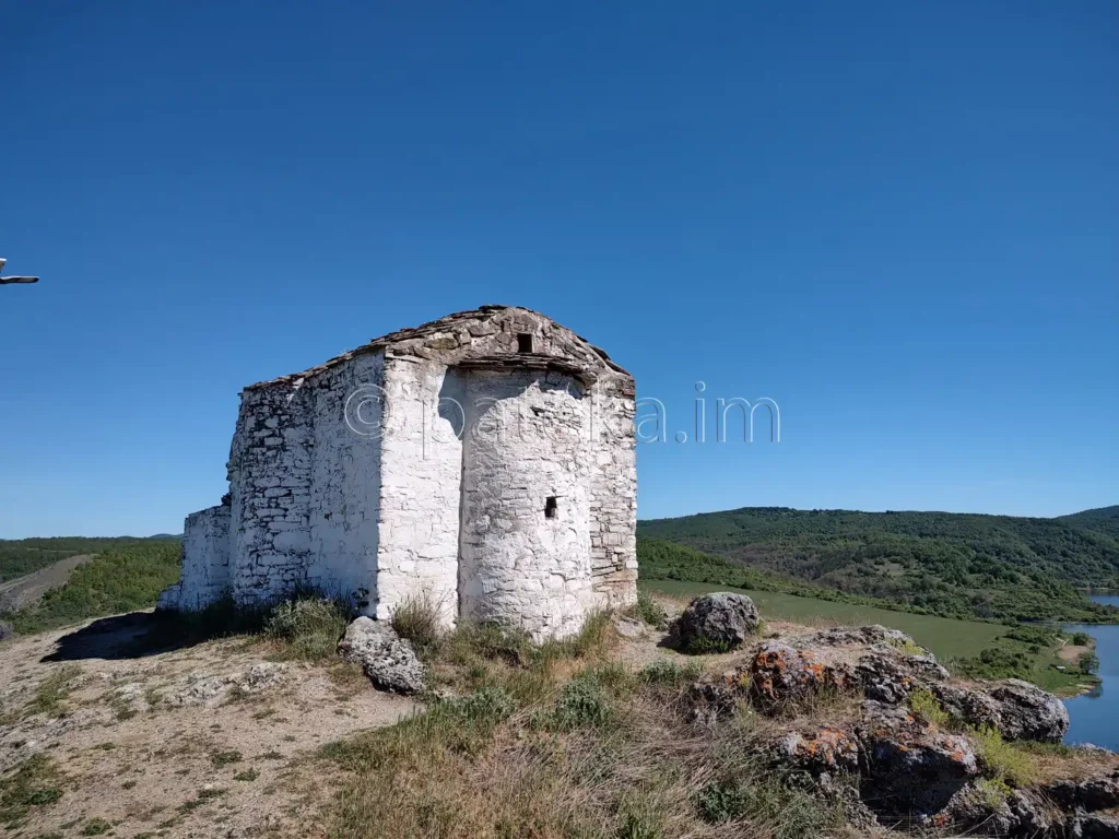 Параклис Св. Йоан Летни над язовир Пчелина