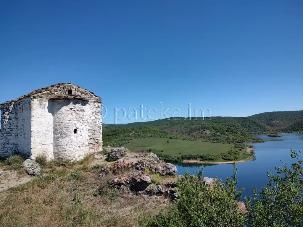 Параклис Св. Йоан Летни над язовир Пчелина
