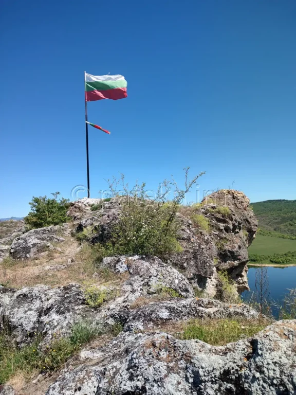 Върхът над параклис Св. Йоан Летни над язовир Пчелина