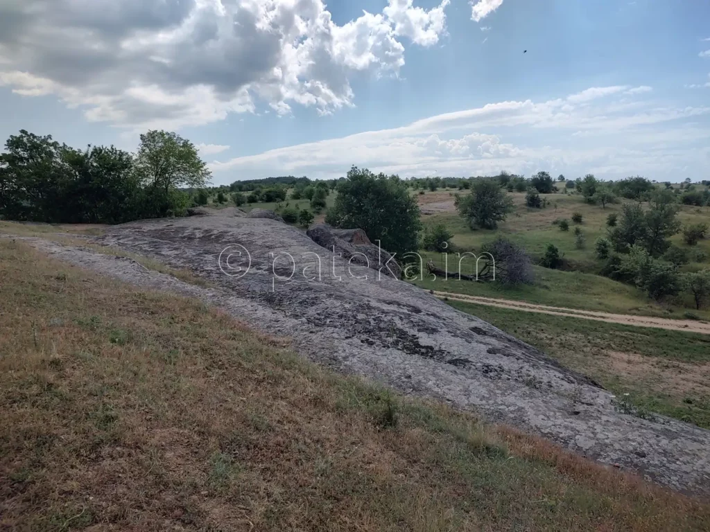 Скално светилище Провиралкята край Лиляч