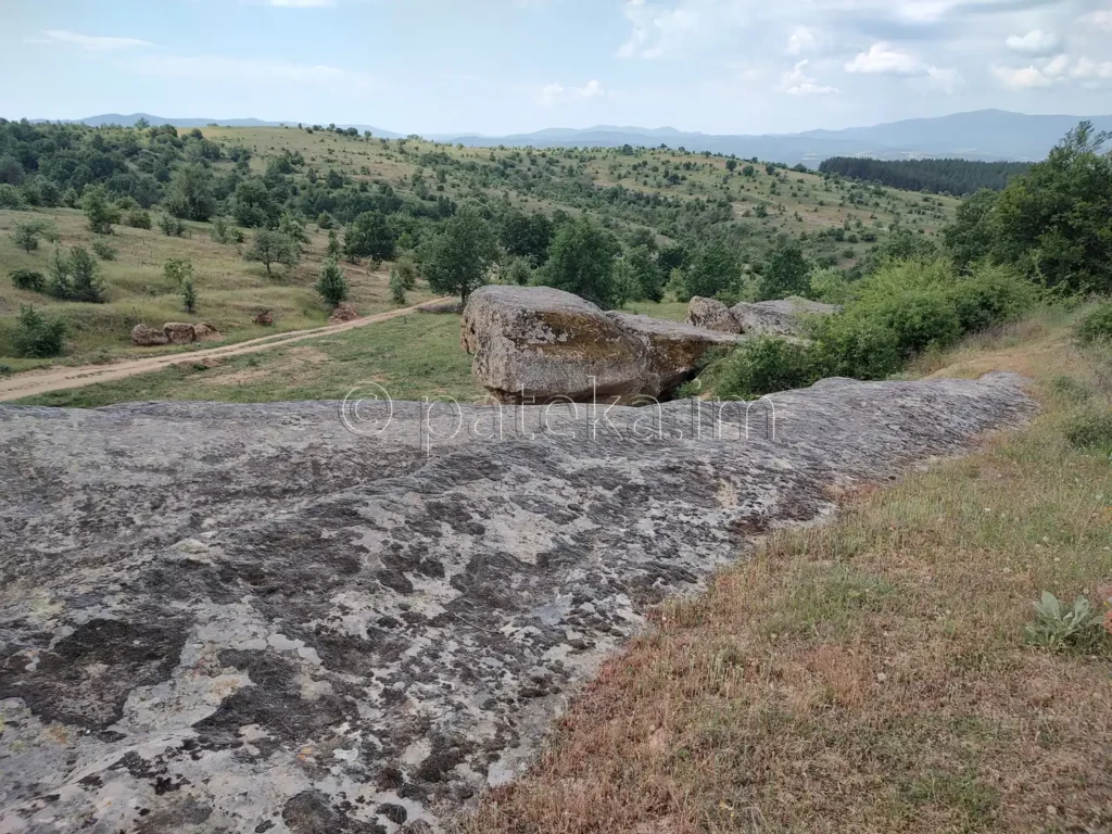 Скално светилище Провиралкята край с. Лиляч отгоре