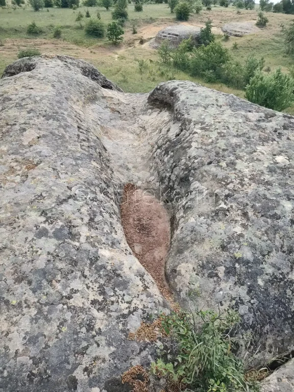 Скално светилище Провиралкята край с. Лиляч - вдлъбнатини в камъните