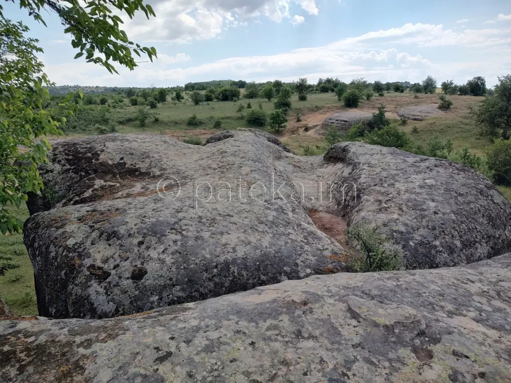 Скално светилище Провиралкята край с. Лиляч - вдлъбнатини в камъните