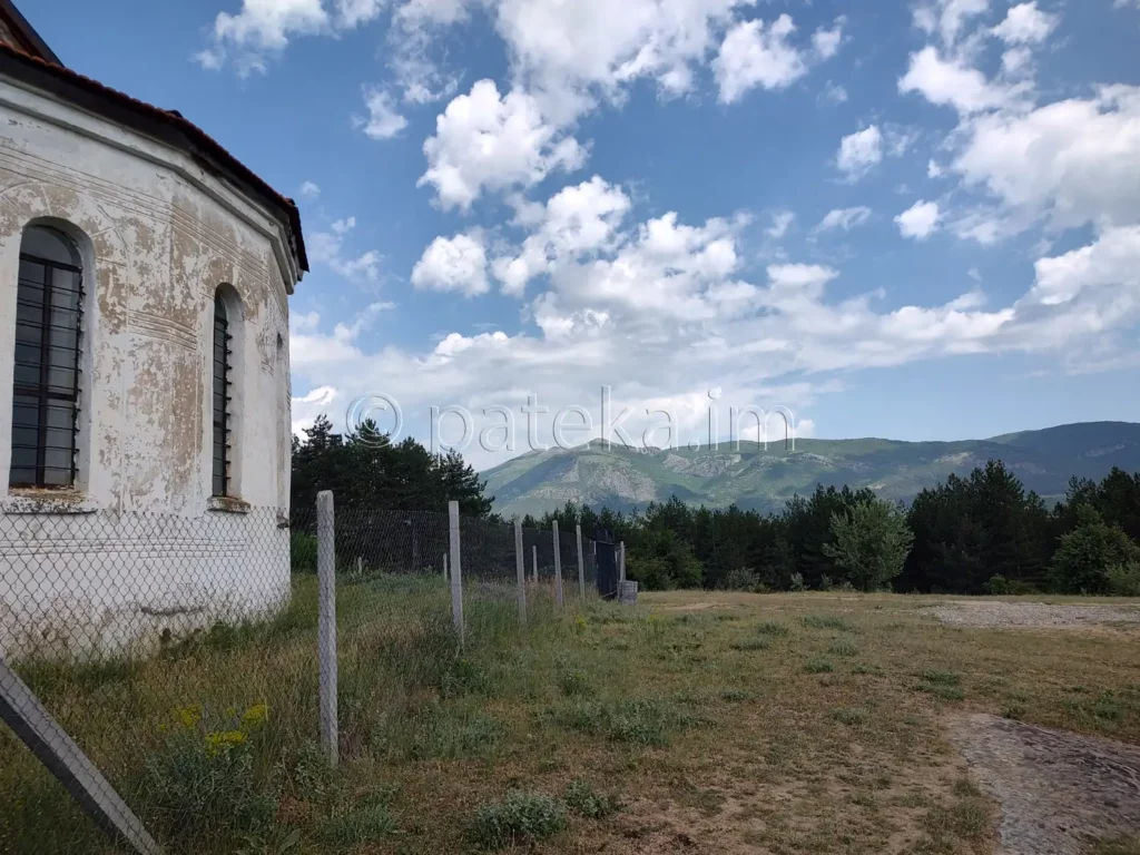 Гледка към Конявска планина от скално светилище Провиралкята