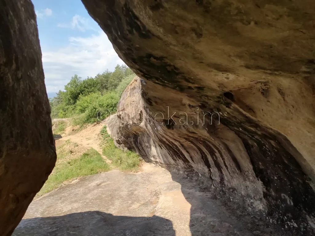 Извитата скала в скално светилище Провиралкята край Лиляч