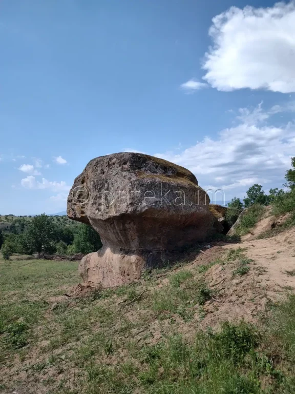 Скално светилище Провиралкята край Лиляч