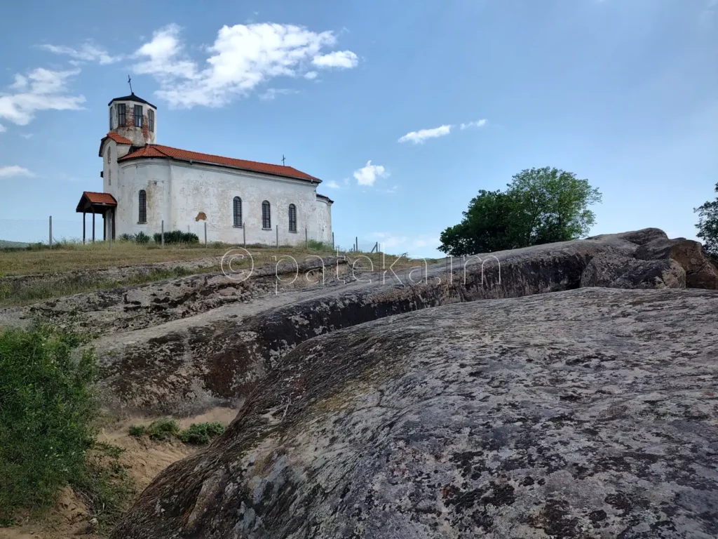 Църквата Св. Георги над скално светилище Провиралкята край Лиляч