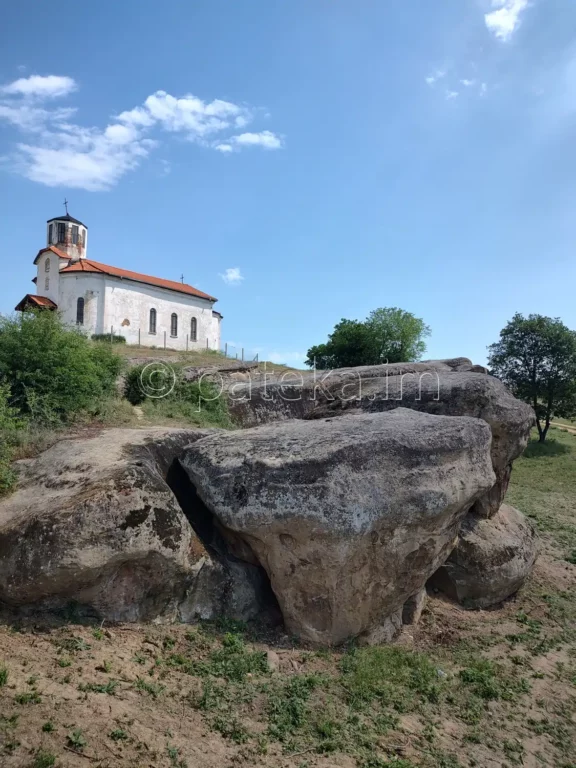 Църквата Св. Георги над скално светилище Провиралкята край Лиляч