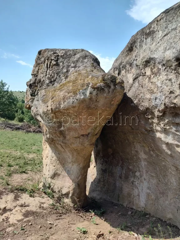 Скално светилище Провиралкята край Лиляч