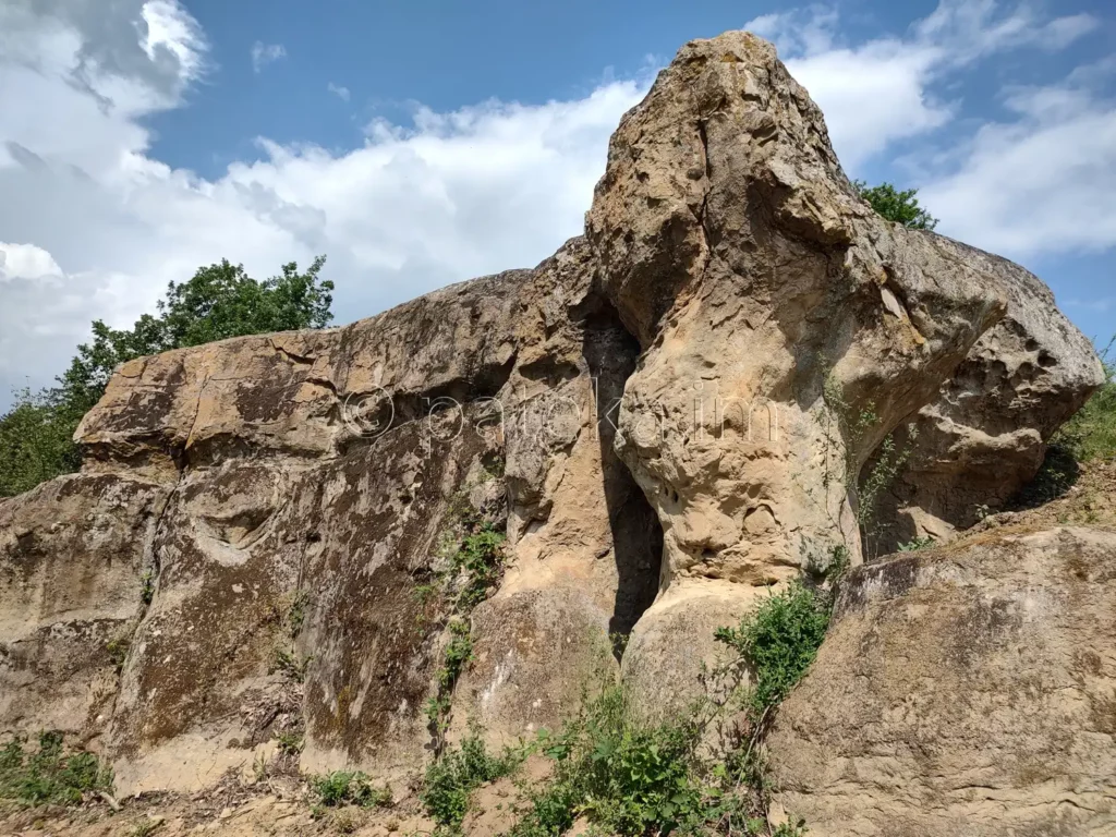 Скално светилище Провиралкята край Лиляч
