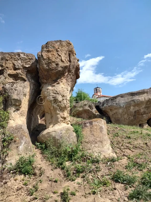 Скално светилище Провиралкята край Лиляч
