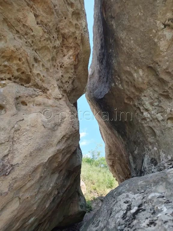 Скално светилище Провиралкята край Лиляч