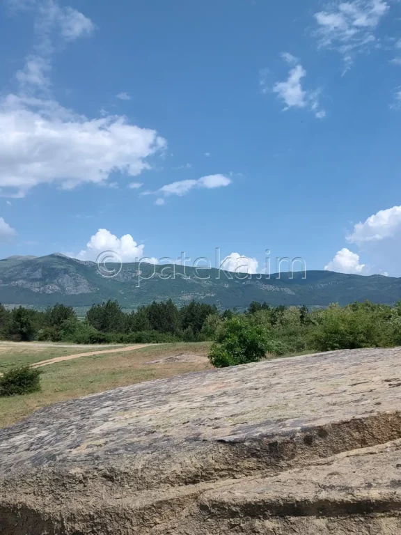 Гледка от мегалит Погачата към Конявска планина