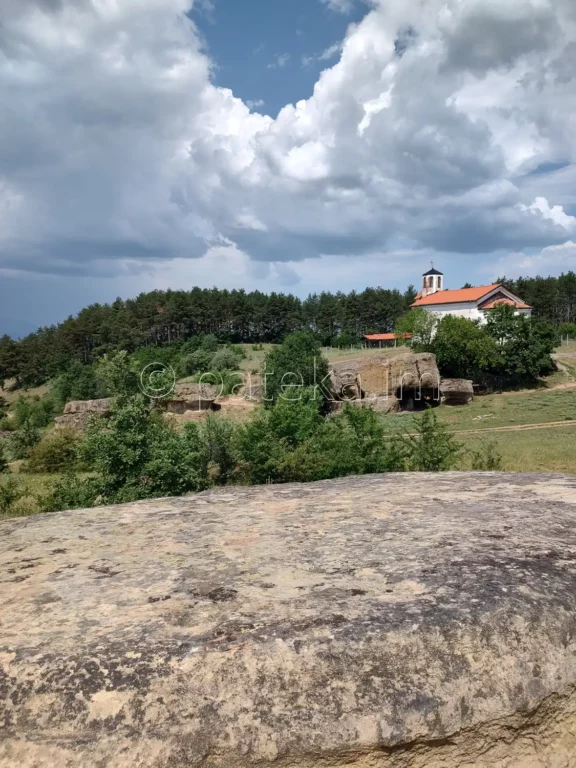 Гледка към Провиралкята и църквата Св. Георги