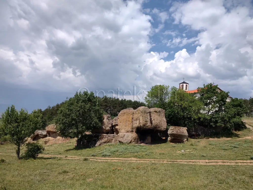 Скално светилище Провиралката и църквата Св. Георги край Лиляч