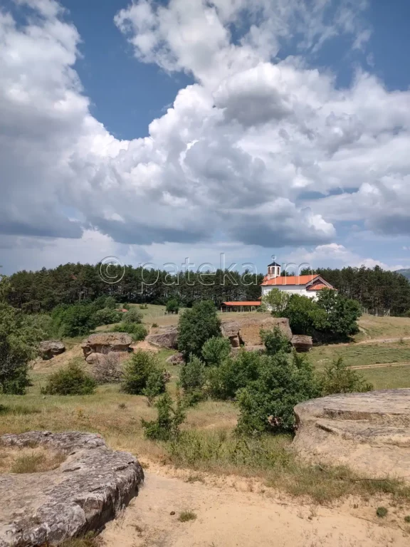 Скално светилище Провиралката и църквата Св. Георги край Лиляч
