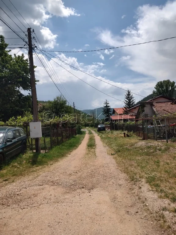 Улицата към църква Св. св. Козма и Дамян в Мърводол
