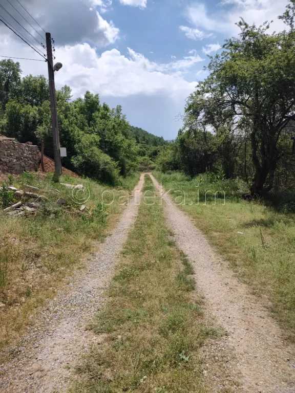 Улицата към църква Св. св. Козма и Дамян в Мърводол