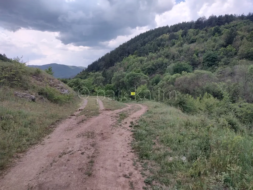 Пътят към църквата Св. св. Козма и Дамян край Мърводол се разклонява