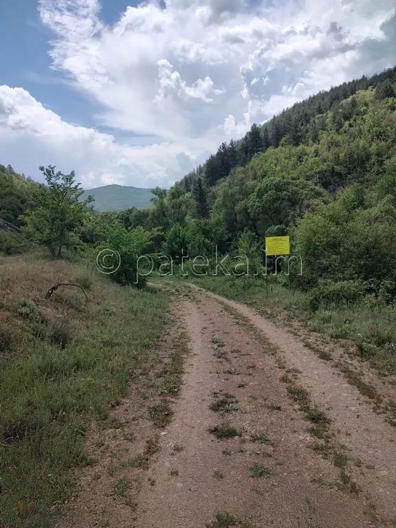 По маршрута за църквата Св. св. Козма и Дамян край Мърводол и табелка за санитарно-охранителната зона