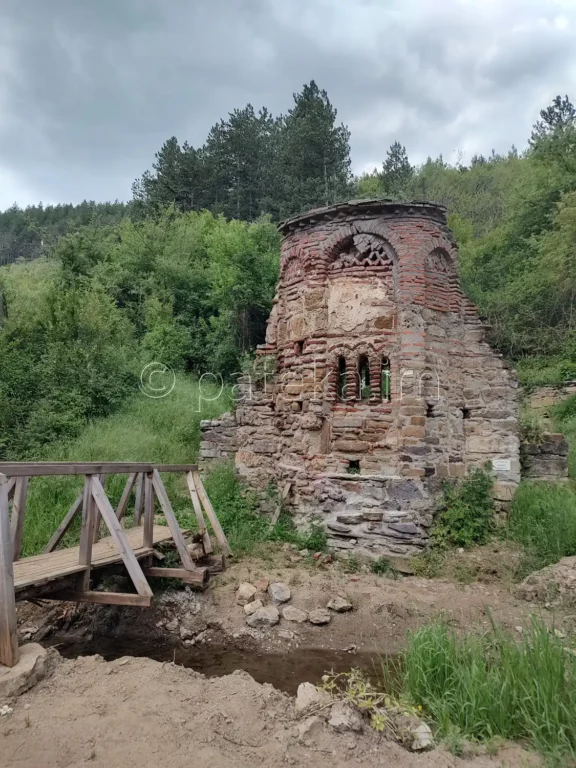 Църквата Св. св. Козма и Дамян край с. Мърводол