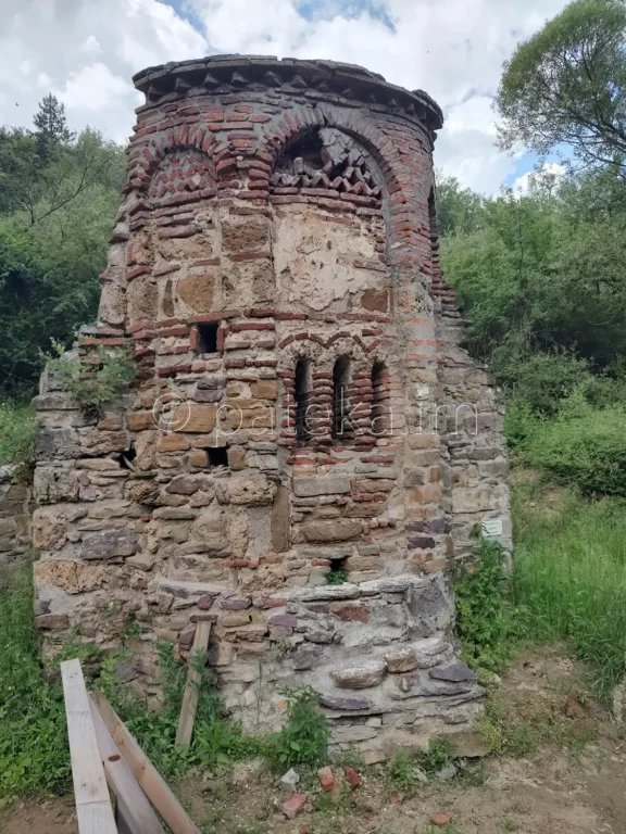 Апсидата на църквата Св. св. Козма и Дамян край с. Мърводол