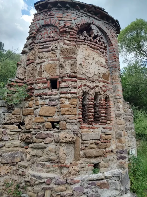 Останките от църквата Св. св. Козма и Дамян край с. Мърводол
